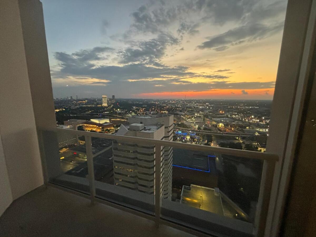40th Floor Luxury Downtown Htown *